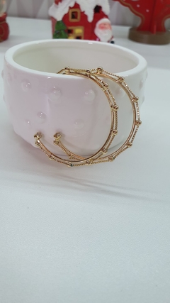Brinco de argola médio com microbolinhas, com pontinho de zircônia, banhado em ouro 18k. na internet