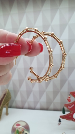Brinco de argola médio com microbolinhas, com pontinho de zircônia, banhado em ouro 18k. - comprar online