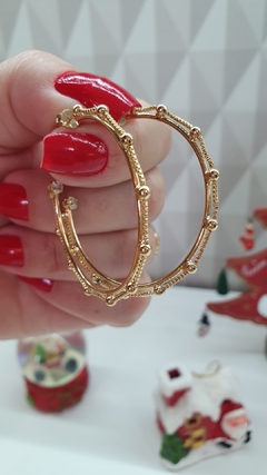 Brinco de argola médio com microbolinhas, com pontinho de zircônia, banhado em ouro 18k.