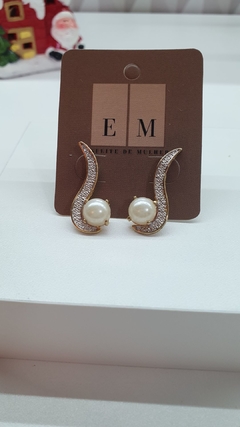 Brinco de pérola com base pontilhada em ródio branco, banhado em ouro 18k.