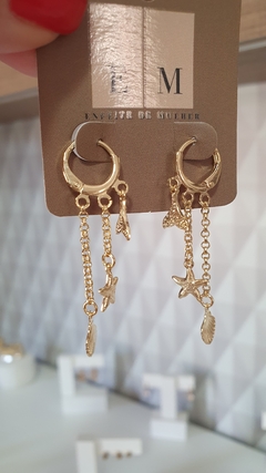 Brinco de argolinha com pingentes de estrela do mar, concha e rabo de sereia AL MARE, banhado em ouro 18K. na internet