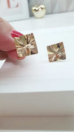Brinco QUADRADO Orgânico MARTELADO, banho ouro 18K. na internet