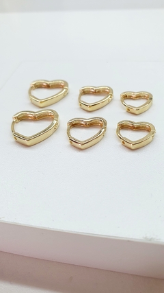 Brinco DE CORAÇÃO BORDA QUADRADA 1º FURO, banho ouro 18K. na internet