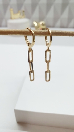 Brinco de argolinha com três elos cartier, banhada em ouro 18k.