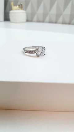 Anel solitário com zircônias brancas, banhado em ródio branco. - comprar online