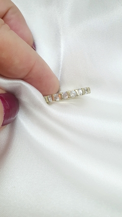 Aparador de aliança, cravejado com zircônias brancas, banhado em ouro 18k. - ENFEITE DE MULHER