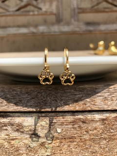 Brinco de argolinha com pingente PATINHA vazada PET LOVER, banhado em ouro 18k. - comprar online