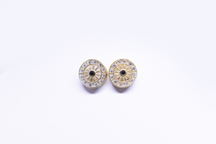 Brinco modelo pizza com bordas cravejadas em zircônias brancas e negra, banhado em ouro 18k. - comprar online