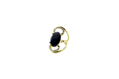 Anel oval, com pedra natural ônix e cravação de zircônias brancas, banhado em ouro 18k