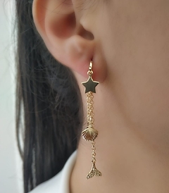 Brinco de argolinha com pingentes de estrela do mar, concha e rabo de sereia AL MARE, banhado em ouro 18K.