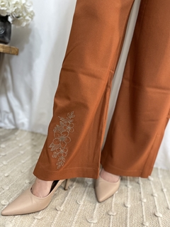 PANTALON BORDADO - CALA (90317) - Magda
