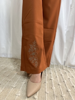 PANTALON BORDADO - CALA (90317) - tienda online