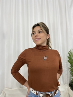 Imagen de POLERA VISCOSA BORDADA - FLEUR (24297)