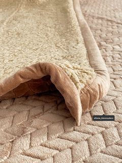 FRAZADA DOBLE - JACQUARD CON CORDERITO 2 PLAZAS Y MEDIA - QUEEN | TOSTADO en internet
