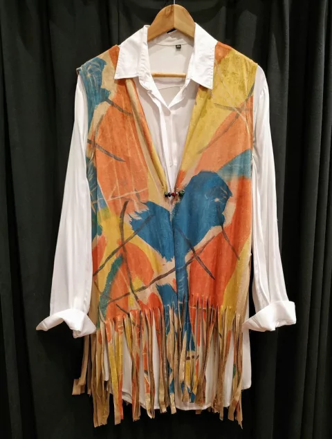 CHALECO TELA GAMUZADA PINTADA A MANO CON FLECOS