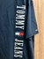 Camiseta Tommy Jeans Letreiro Vertical- Azul/Marinho - comprar online