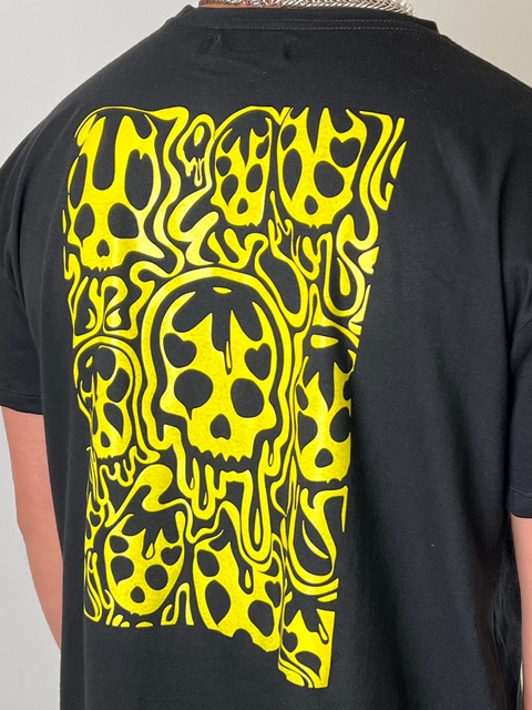 Remera over skull negra