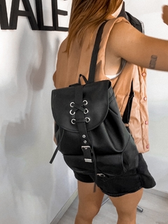 MOCHILA HERRAJES NEGRA - comprar online