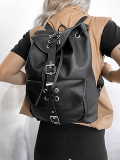 MOCHILA HERRAJES NEGRA