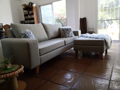 Sofa Fabri 2,10x0,90 y puff 70x70.