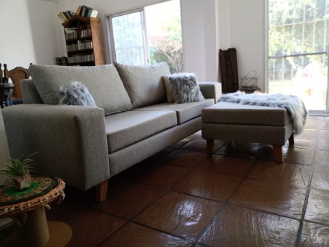 Sofa Fabri 2,10x0,90 y puff 70x70.