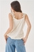 (9252) MUSCULOSA CON APLIQUES DE FLORES EN BRETEL en internet
