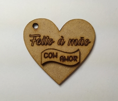 Tag coração Feito à mão com amor em 3D de MDF recorte a laser 4,5cm - cod 9678