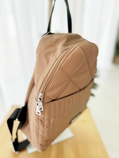 MOCHILA IMPERMEABLE KAKY - LAS OREIRO en internet