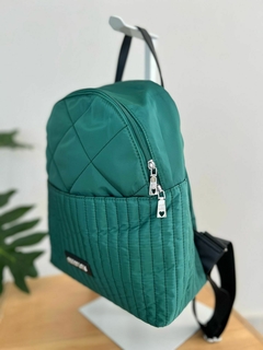 MOCHILA IMPERMEABLE VERDE - LAS OREIRO