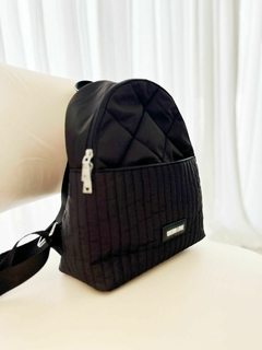 MOCHILA IMPERMEABLE BLACK - LAS OREIRO - Camelia