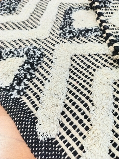 Alfombra Pelos Zig Zag Negro en internet