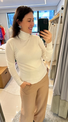 Blusa de tricot ajustada com gola alta branca - comprar online
