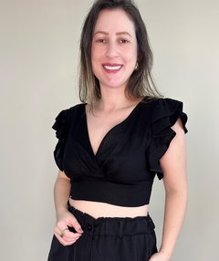 Cropped com linho decotado preto Tabata