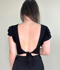 Cropped com linho decotado preto Tabata - comprar online