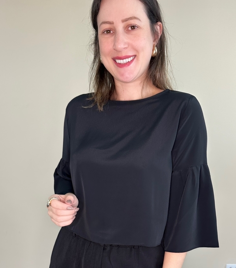 Blusa leve de crepe e manga ampla preta Lavinia