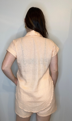 Conjunto de short e camisa sem manga cor pêssego na internet
