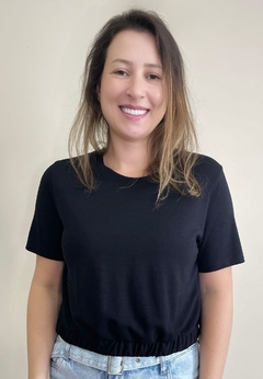 Blusa preta com decote redondo com elástico na frente Rosana