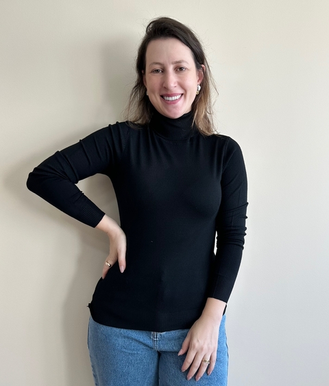 Blusa de tricot ajustada com gola alta preta