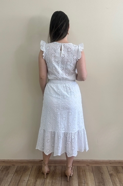 Vestido midi de laise branco Laís na internet
