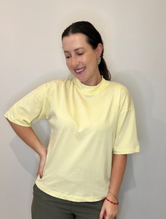 CAMISETA de algodão com gola na cor manteiga - comprar online