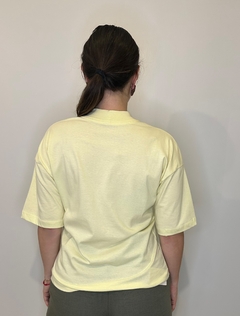 CAMISETA de algodão com gola na cor manteiga na internet