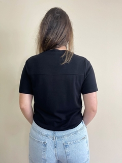 Blusa preta com decote redondo com elástico na frente Rosana - comprar online