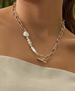 Colar dourado com pérolas Suzane