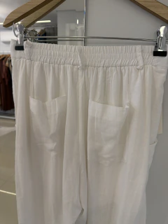 Calça de alfaiataria linho modelagem pantalona branca - comprar online