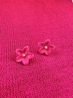 Brinco esmaltado de flor