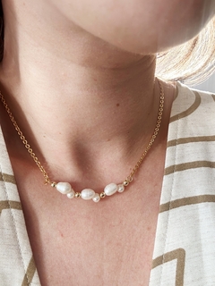 Colar dourado com pérolas Eloeth