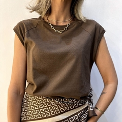 CAMISETA muscle tee de algodão lisa marrom Carina - comprar online