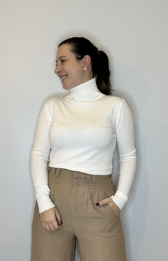 Blusa de tricot ajustada com gola alta branca - comprar online