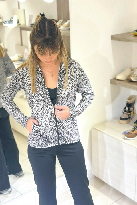 CAMPERA ESTAMPA SIN CAPUCHA GRIS/NEGRO - comprar online