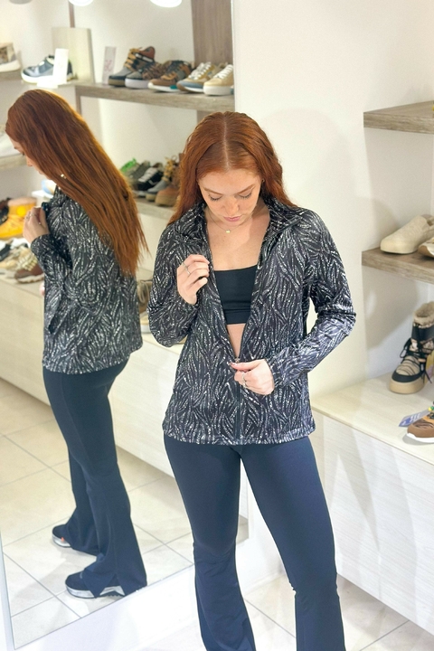 CAMPERA ESTAMPA SIN CAPUCHA NEGRA - comprar online